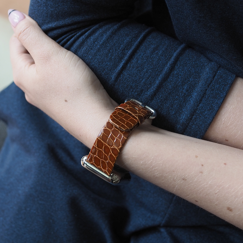 Ремешок для Apple Watch 44/45/46 mm из кожи аллигатора, цвета карамель лак