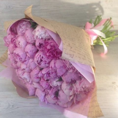 Букет из 35 розовых пионов