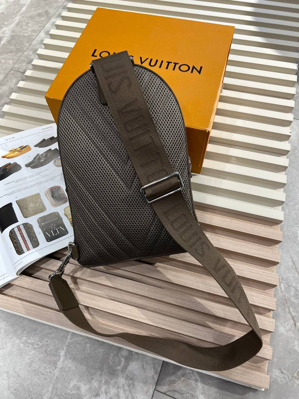Сумка-слинг Louis Vuitton