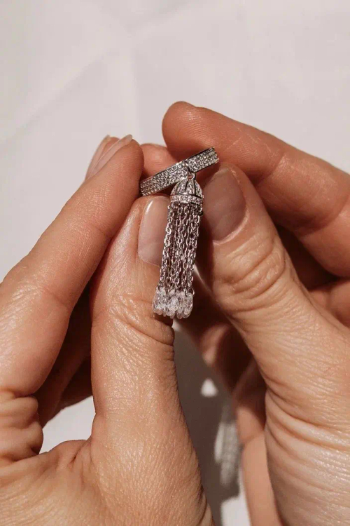 Кольцо с подвесной частью и россыпью фианитов