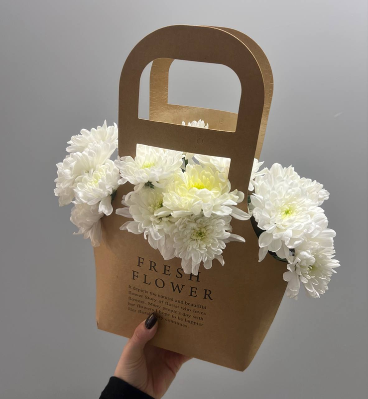 Композиция из кустовой хризантемы в сумочке