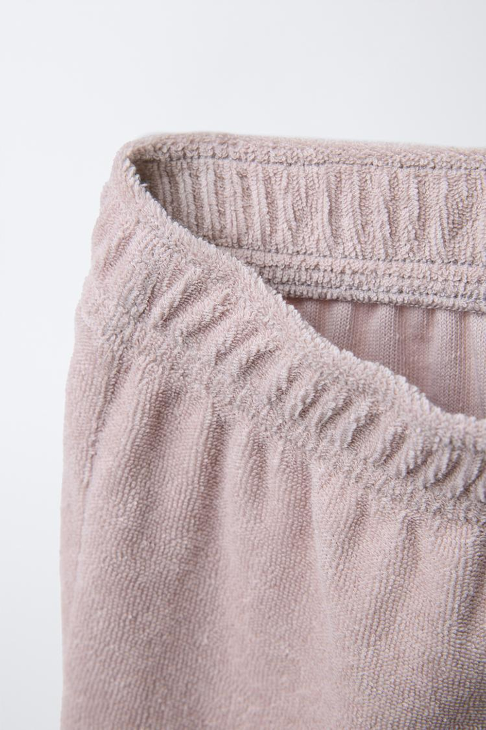 ZARA КОМПЛЕКТ ИЗ ФУТБОЛКИ-ПОЛО И ШОРТОВ ИЗ МАХРОВОЙ ТКАНИ С НАШИВКОЙ, СЕРО-КОРИЧНЕВЫЙ