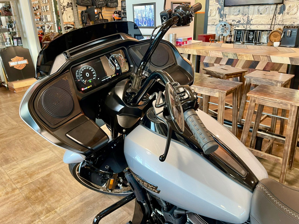 Harley-Davidson ROAD GLIDE 2024 (Atlas Silver / Black Trim) с НДС