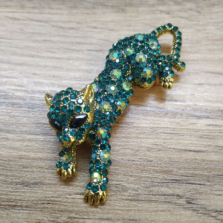 Брошь Леопард стразы цвет изумрудный металл золотистый