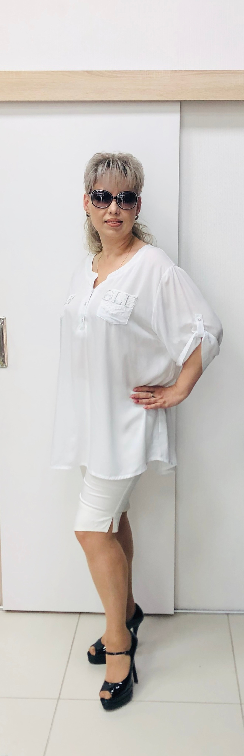 Блузон цвета капучино с пайетками и кармашками