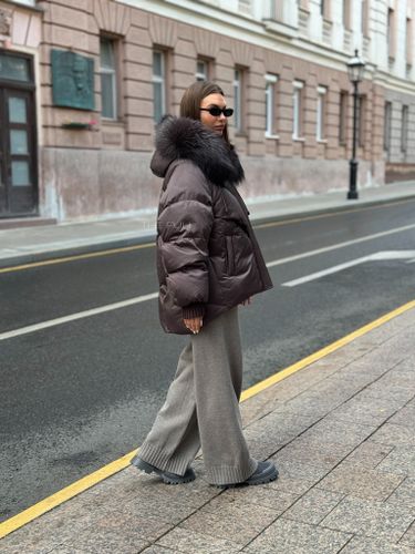 Шоколадный пуховик с удлиненной спинкой и мехом енота