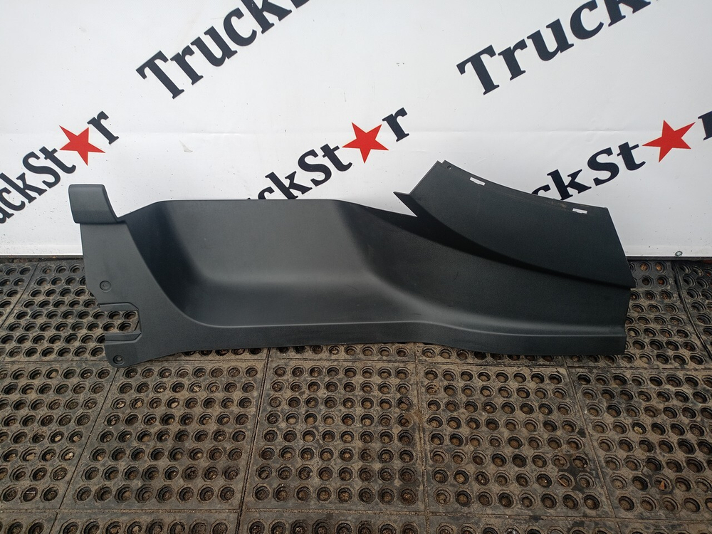 Накладка корпуса подножек правая 2017 г.