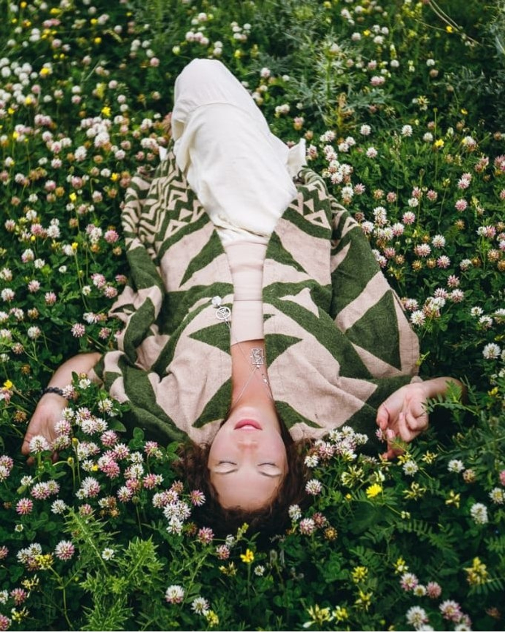 Накидка с этническим геометрическим рисунком зеленая