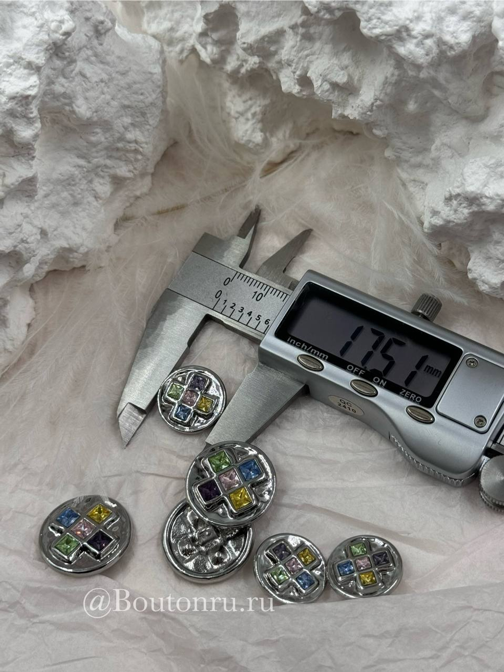 Пуговицы серебристые с квадратными деталями и разноцветными камнями стразами