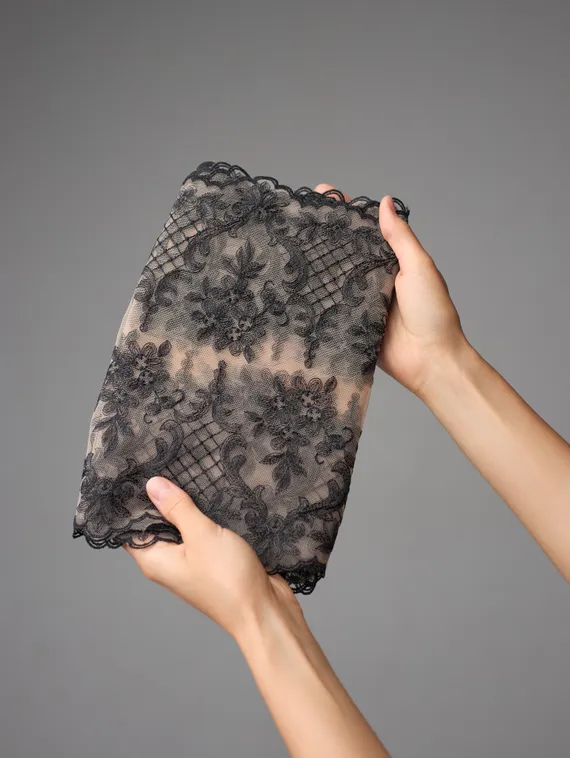 05-175 ОПТ Вышивка на неэл. сетке 26 см, бежевый 775 /черный 170