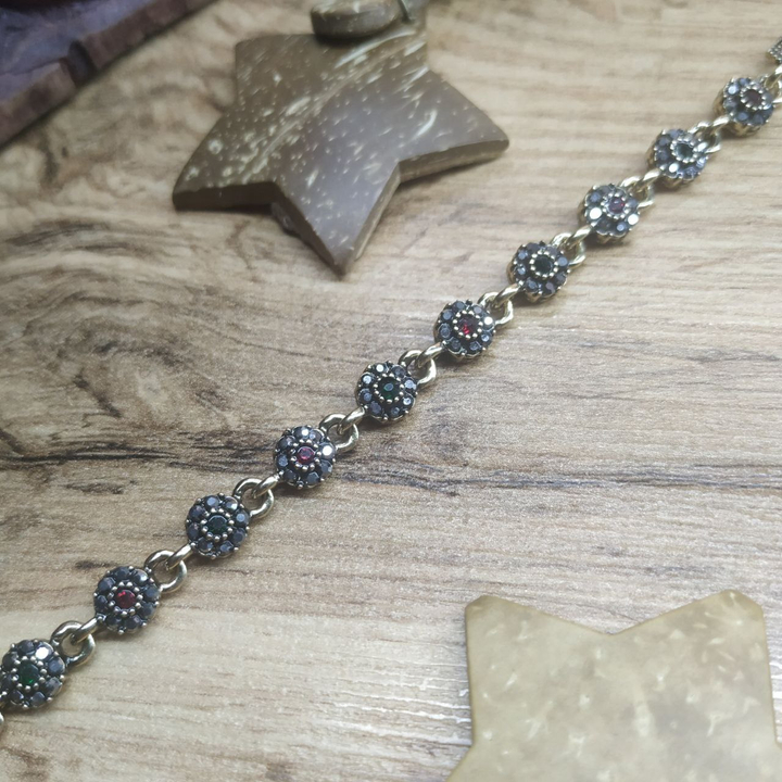 Браслет Vogue Цветочек стразы графитовые зеленые красные металл золотистый на красном бархате