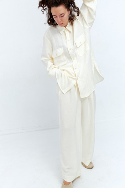 Брюки со складками из льна молочного цвета