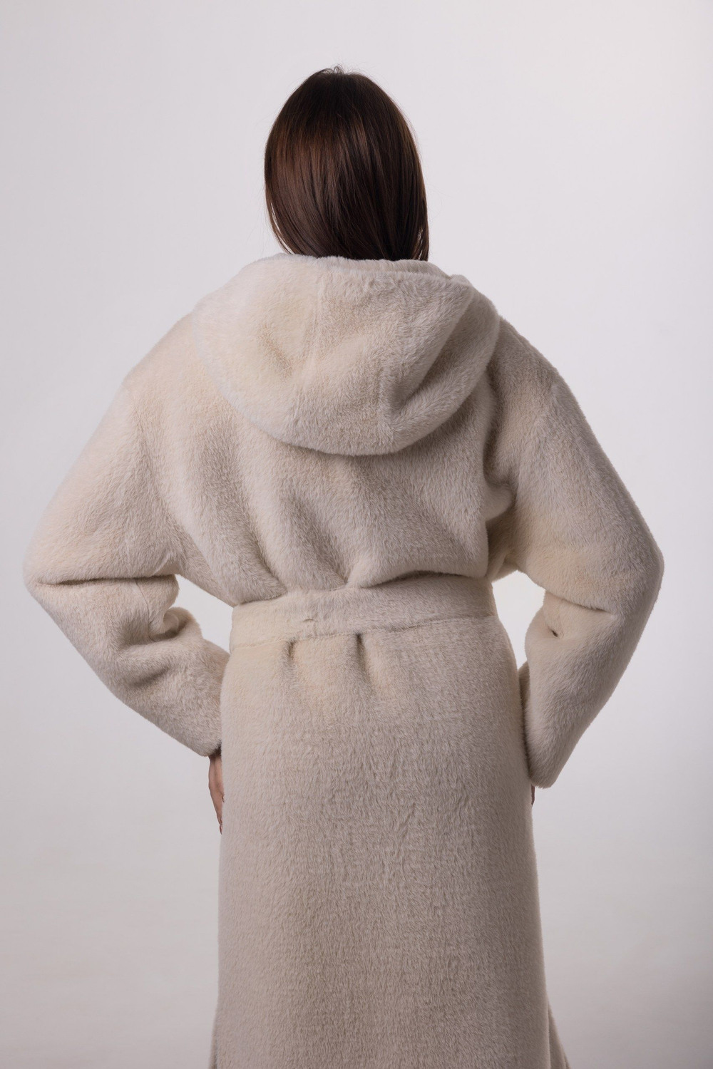 Пальто с капюшоном утепленное