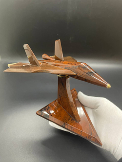 Истребитель из обсидиана в подарочной коробке