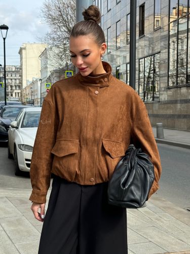 Коричневый бомбер из эко-замши