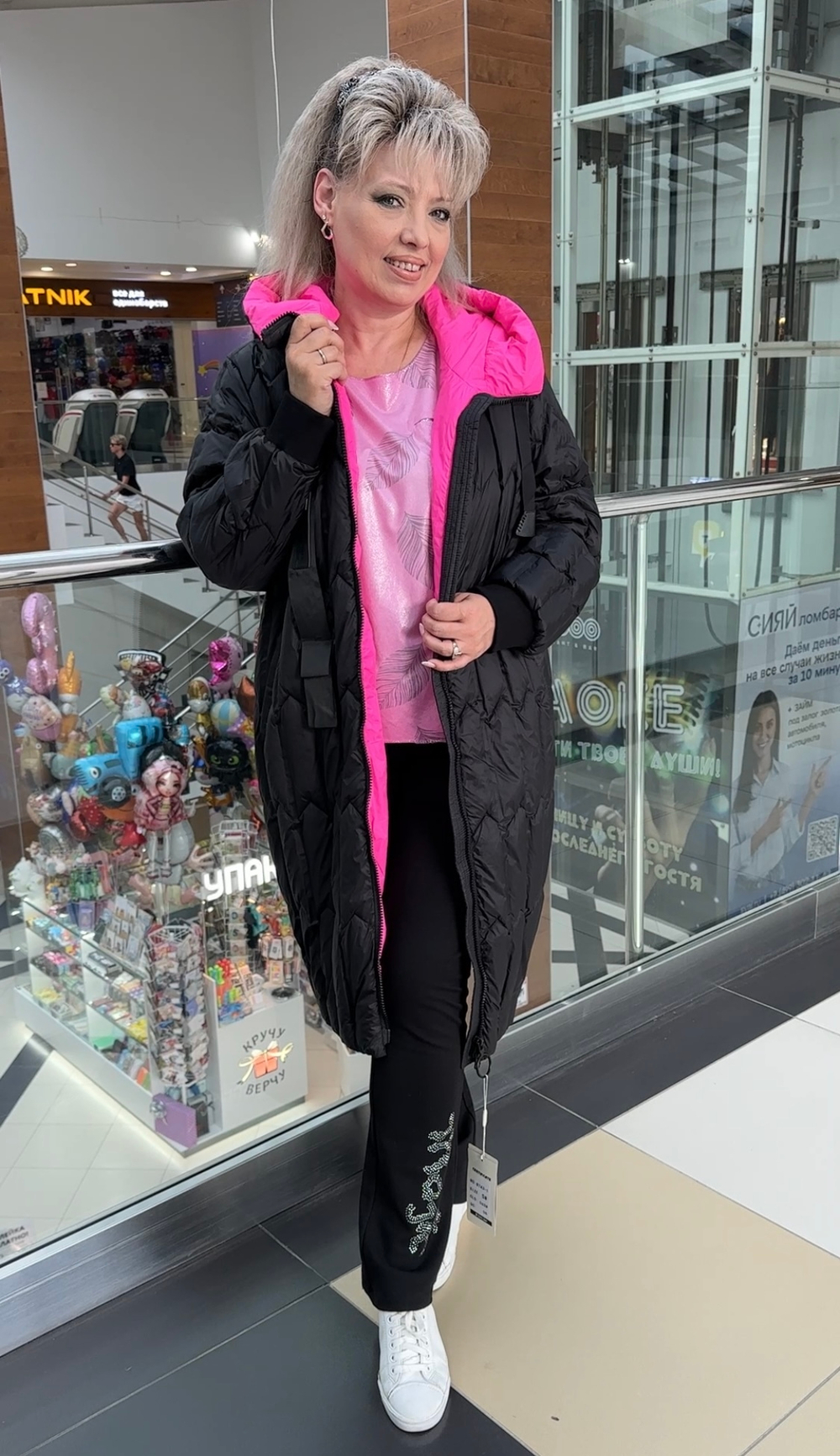 Черное зимнее пальто на пуху с отделкой фуксия