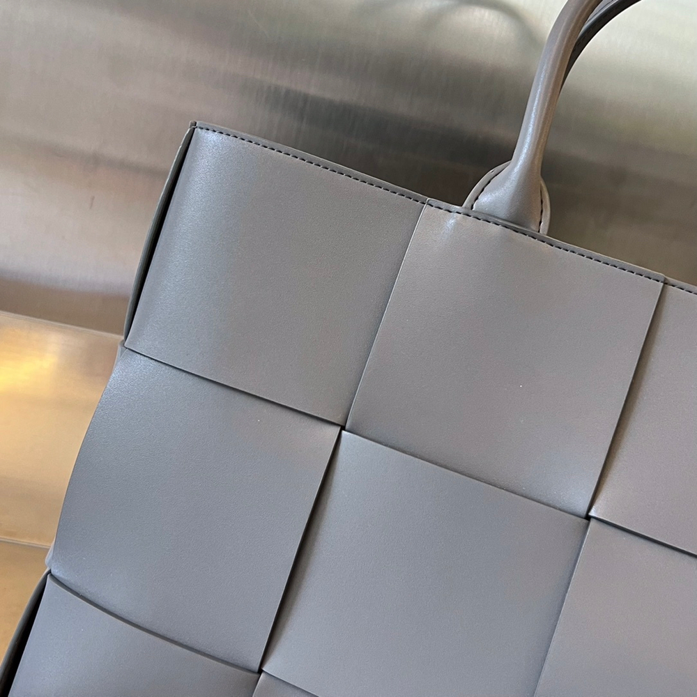 Bottega Veneta Medium Arco Tote Bag 37 cm