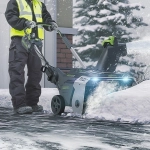 Greenworks GD82 82В аккумуляторный снегоуборщик (1 x 5 Ач, ЗУ) ковш 56 см, выброс 8 м 2602507UB