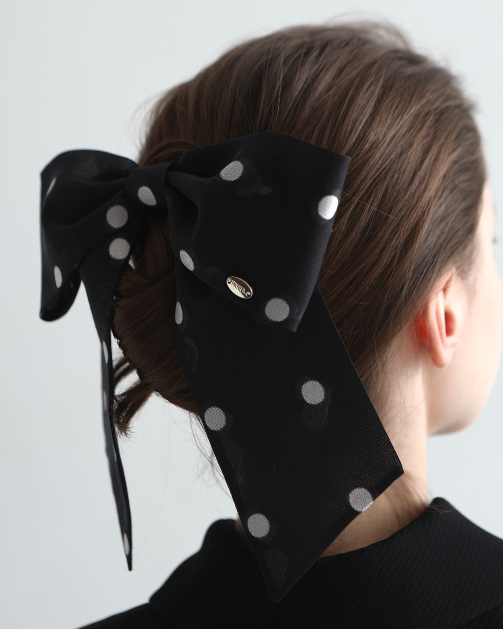 Бант из черного шелка в горошек