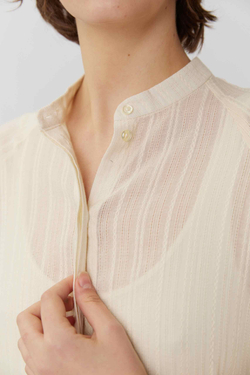 Рубашка покроя реглан из молочного шитья