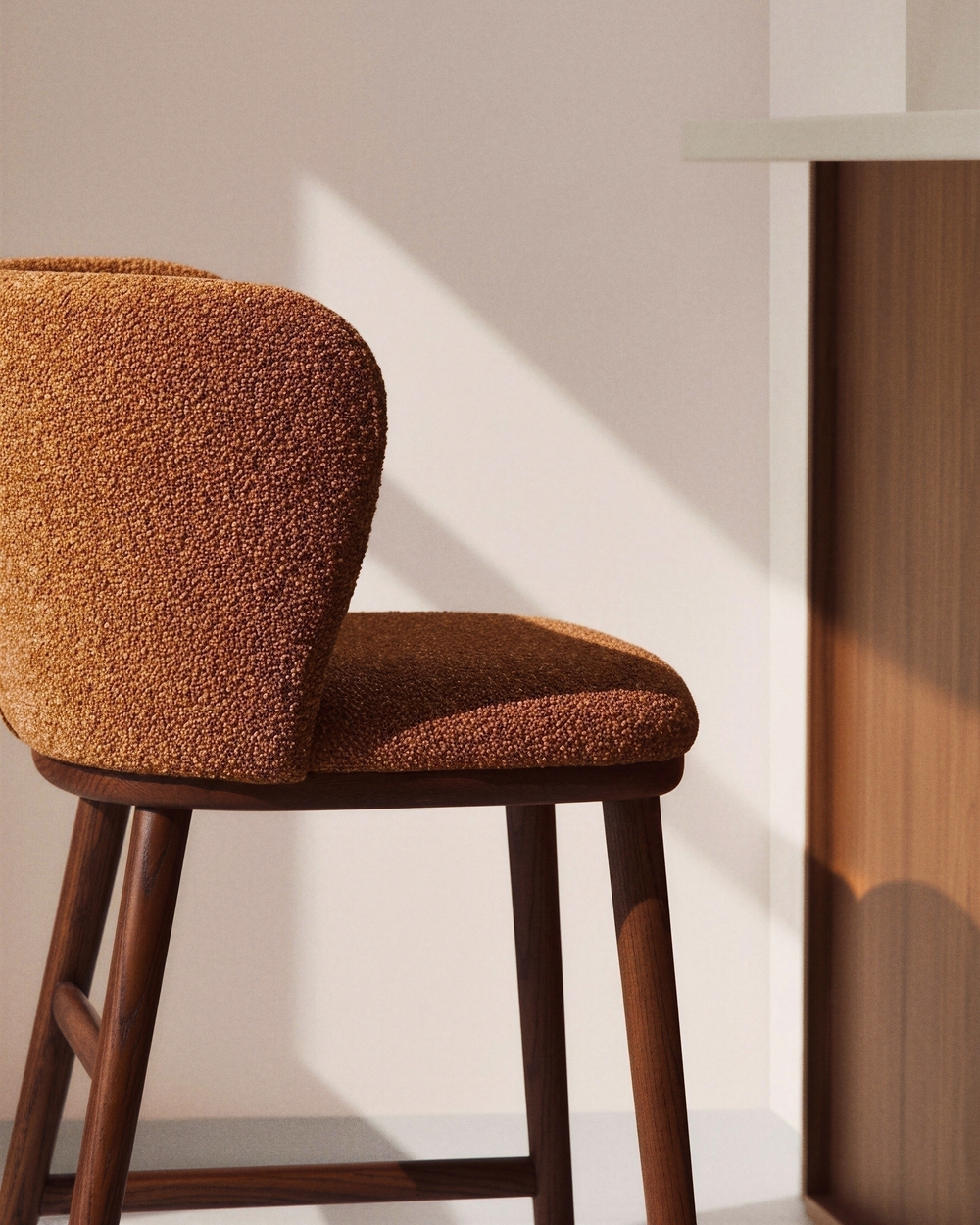 Полубарный стул Ciselia из терракотового шенилла с ножками из ясеня в отделке орех