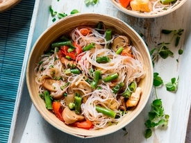 Лапша ширатаки с курицей и овощами.