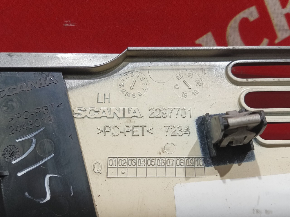 Накладка решетки радиатора левая 2019г.