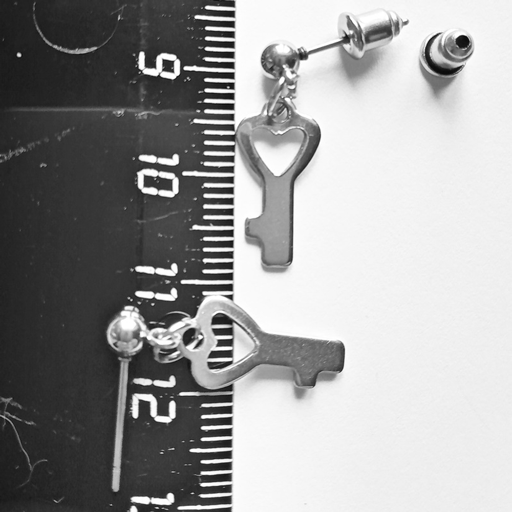 Серьги гвоздики "Ключики" (8х16мм) для прокола и украшения пирсинга ушей. Медицинская сталь. Цена за пару.