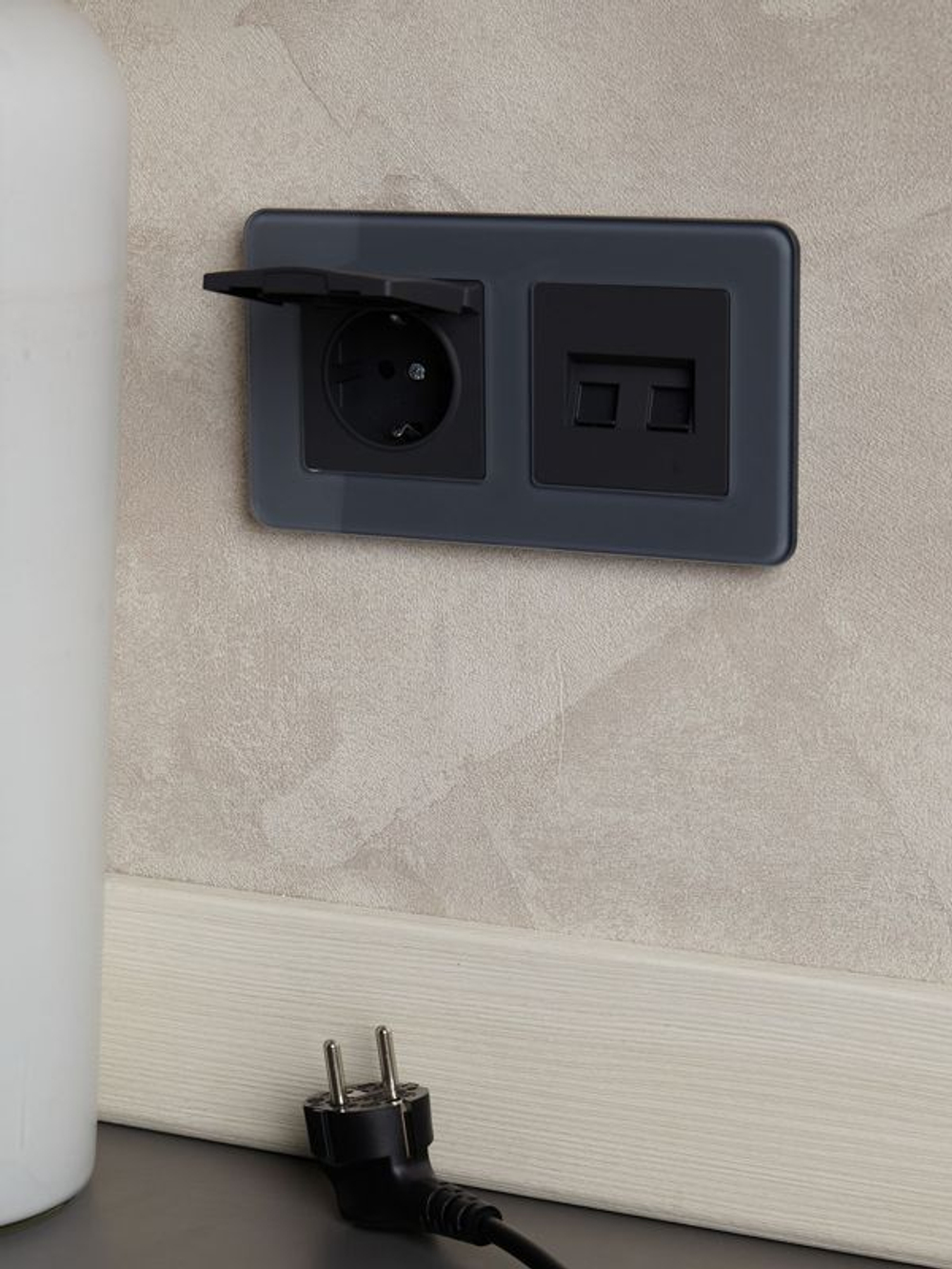 Розетка BRITE РСбш10-3-БрГ 16А IP20 с заземл. защ. шторки с крышкой механизм графит IEK BR-R16-16-K53