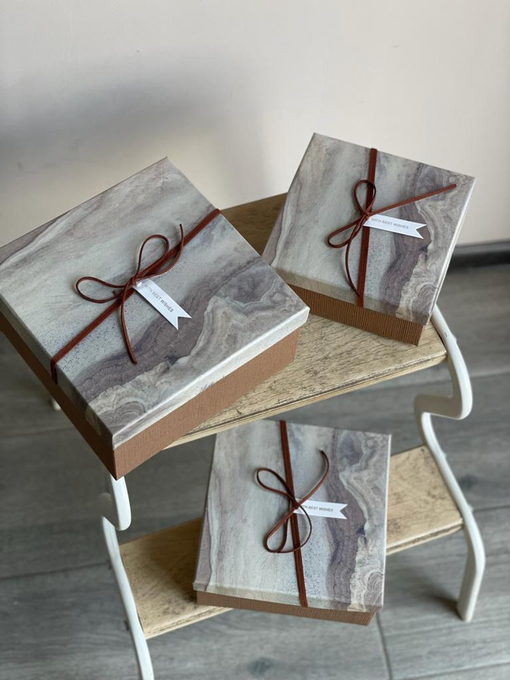 Коробка подарочная "Мрамор" Коричневый с бантом 17*17*7,8 см