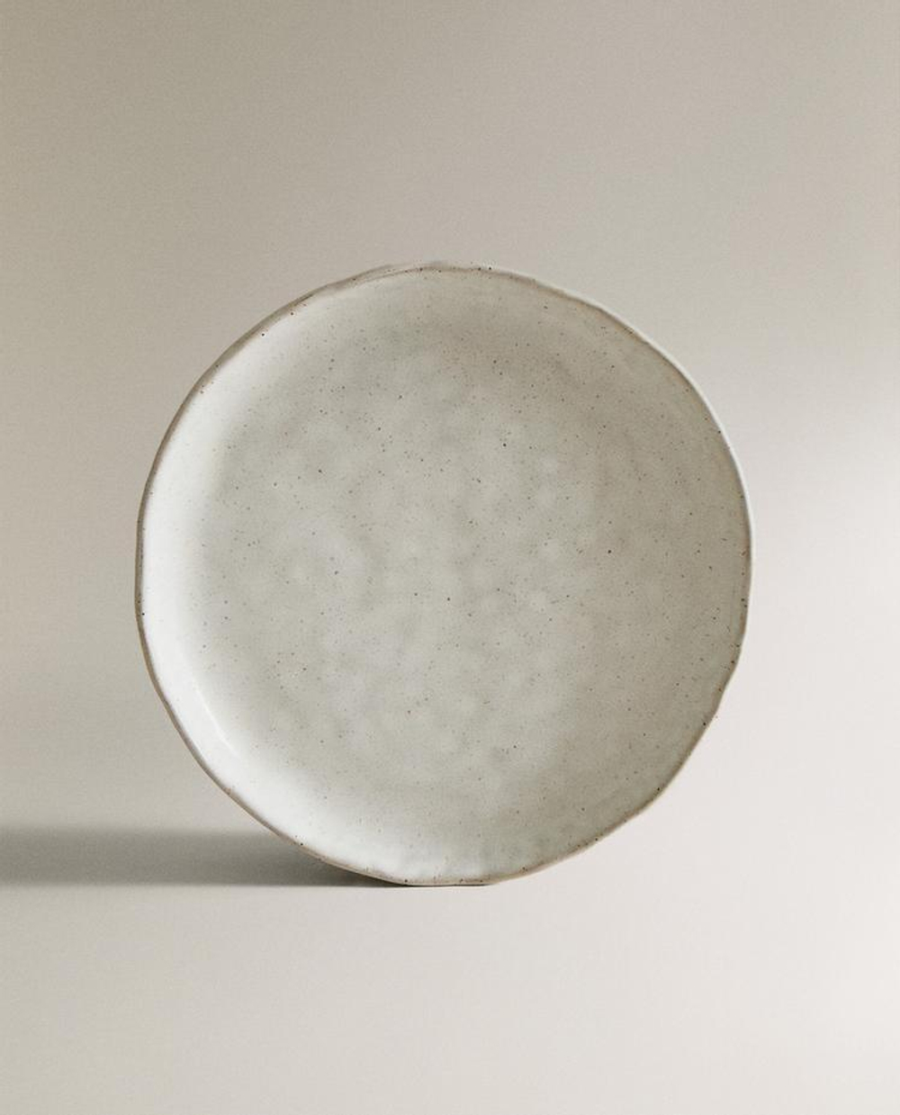 ZARA HOME МАЛЕНЬКОЕ КРУГЛОЕ СЕРВИРОВОЧНОЕ БЛЮДО С РЕЛЬЕФНОЙ ПОВЕРХНОСТЬЮ, ЖЕЛТОВАТО-БЕЛЫЙ