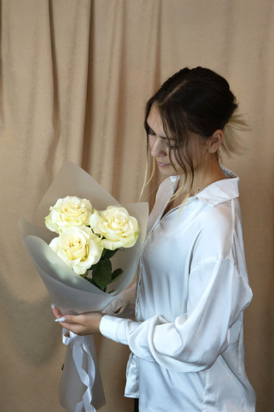 Букет комплимент (#445 ) Французские (вывернутые) белые розы 3 шт.