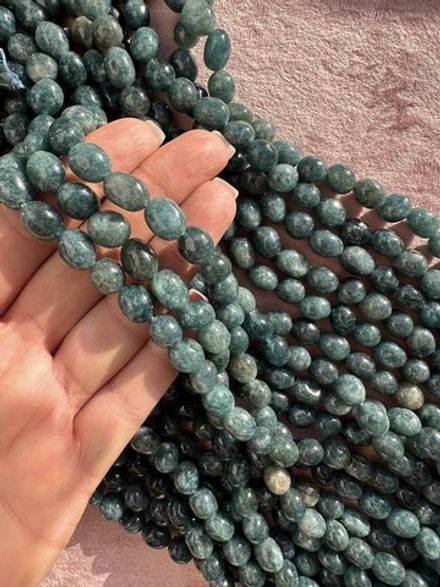 Нить бусин из тонированного кварца 8-8,5мм (галтовка)