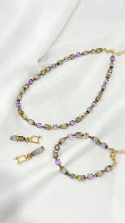 Браслет кубики из сиреневых кристаллов Swarovski и гематита,оттенок золото