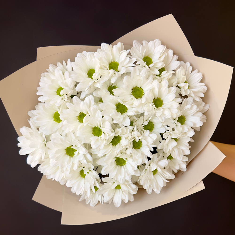 Flower bouquet of 7 white chrysanthemums