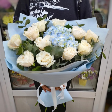 Авторский букет с голубой гортензией