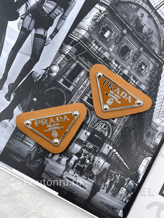 Логотип металлический Прад. на коже коричневый серебро