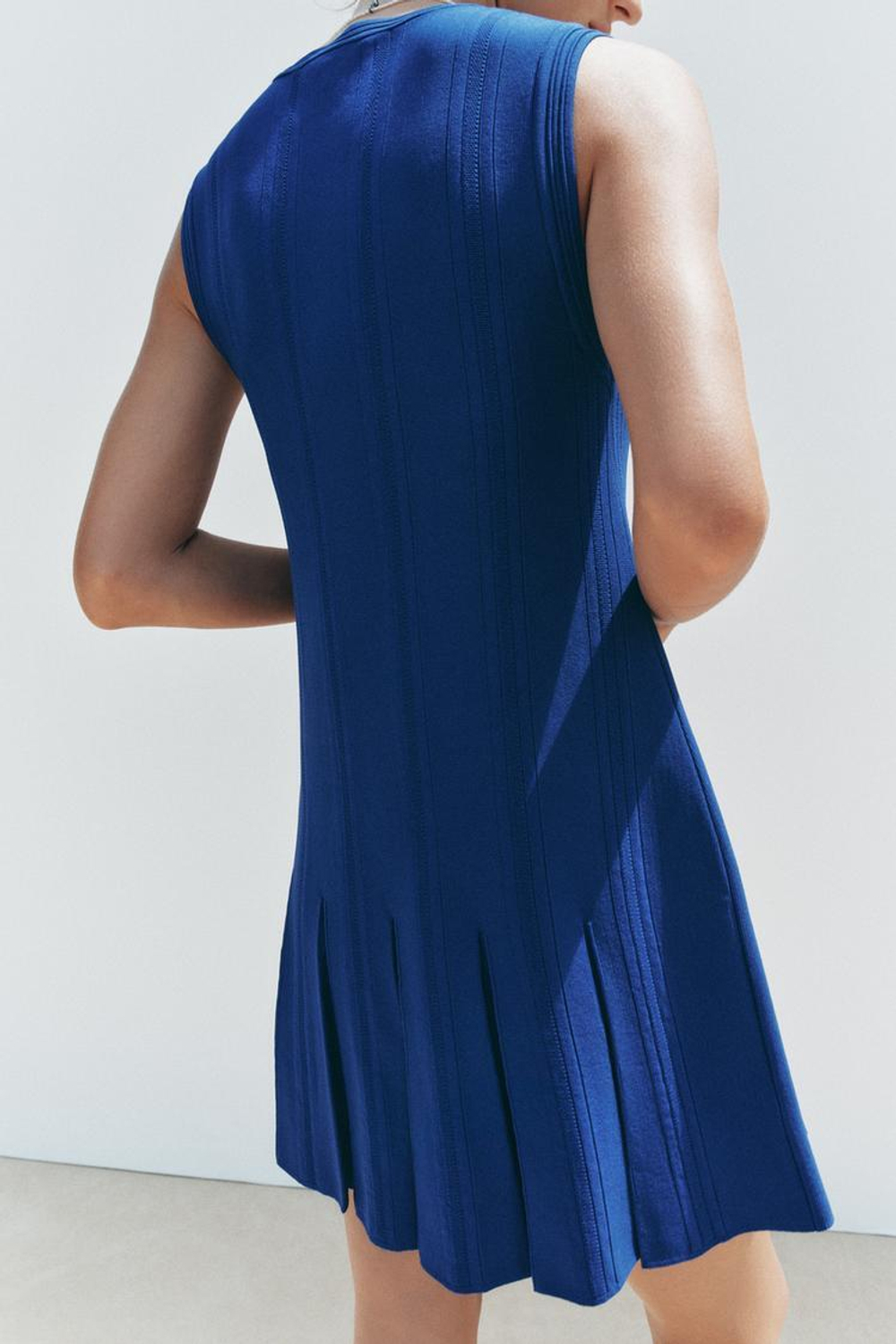 ZARA ТРИКОТАЖНОЕ ПЛАТЬЕ СО СКЛАДКАМИ, ЯРКО-СИНИЙ