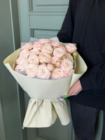 Букет из кустовой пионовидной розы в оформлении - крупный бутон Бомбастик