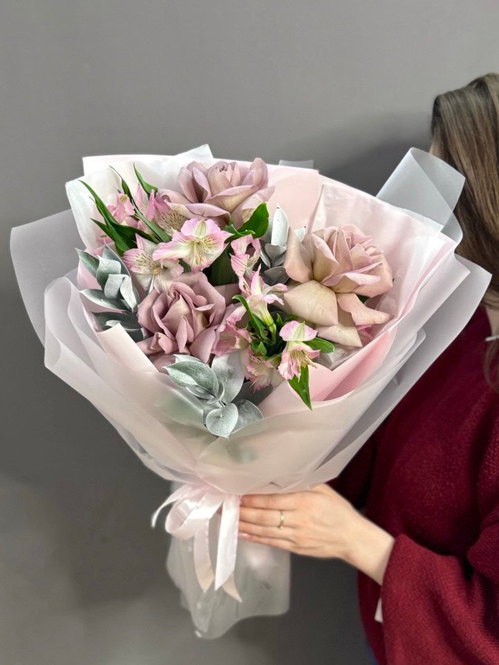 Букет с розами и альстромериями