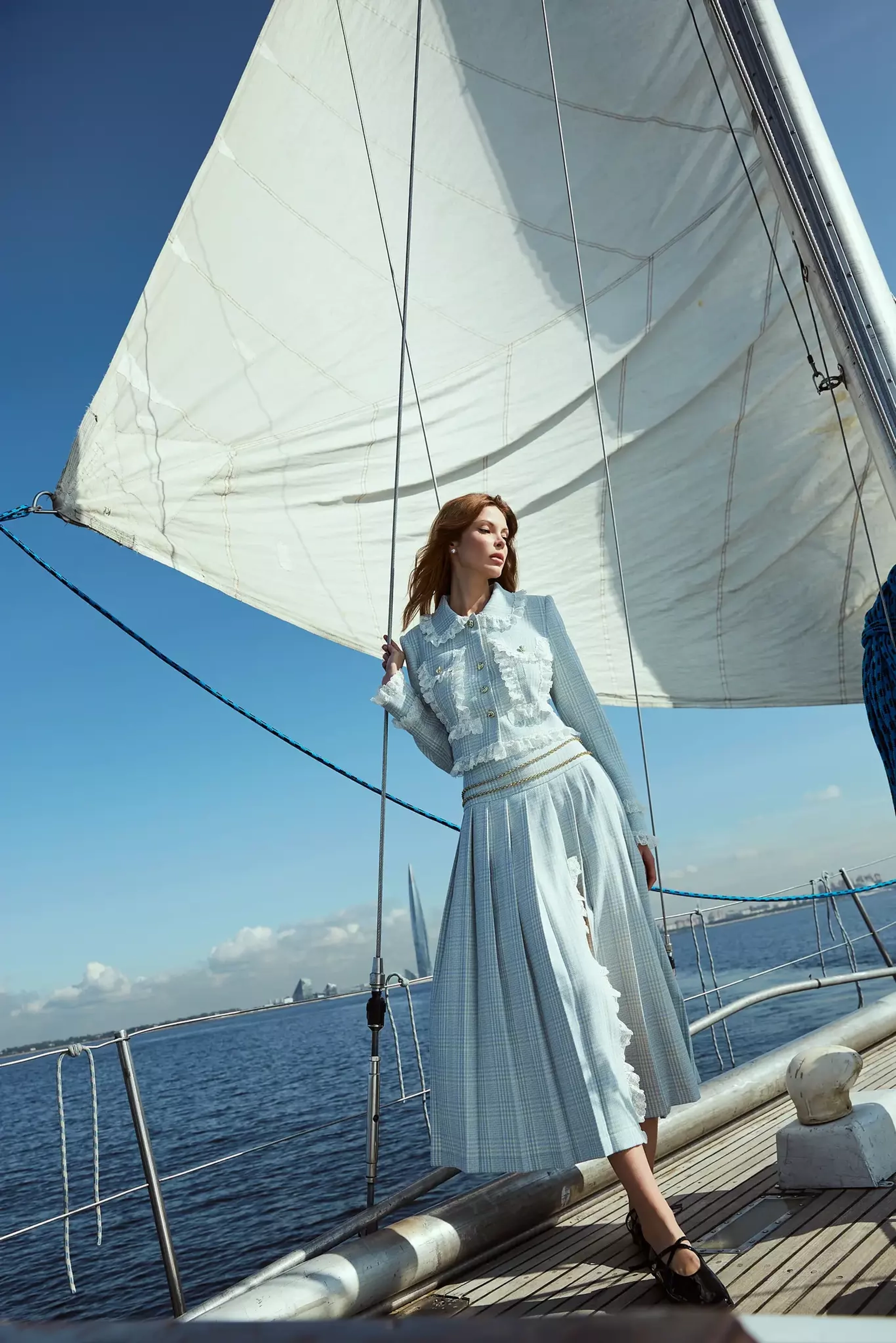 Укороченный жакет с накладными карманами