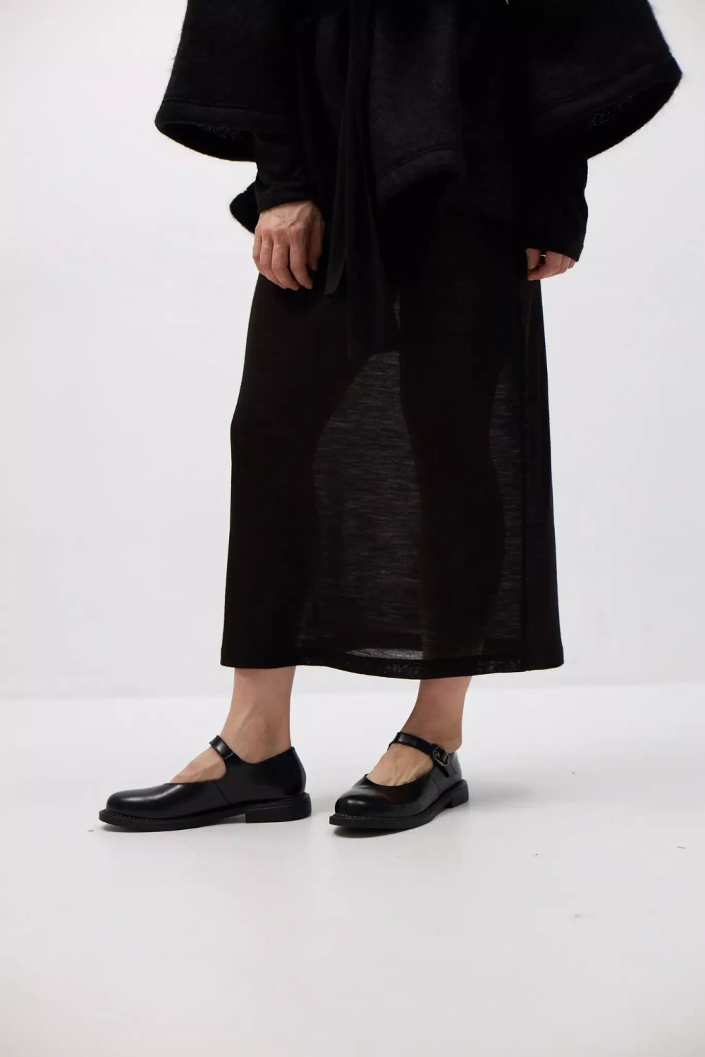 Платье из трикотажа со стойкой черного цвета с поясом