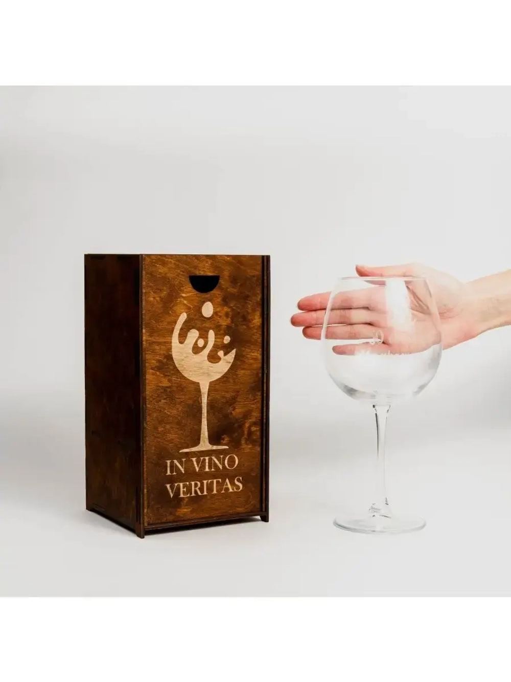 Бокал для вина с гравировкой в подарочной упаковке