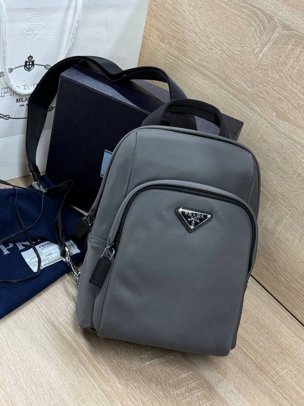 Рюкзак-слинг Prada