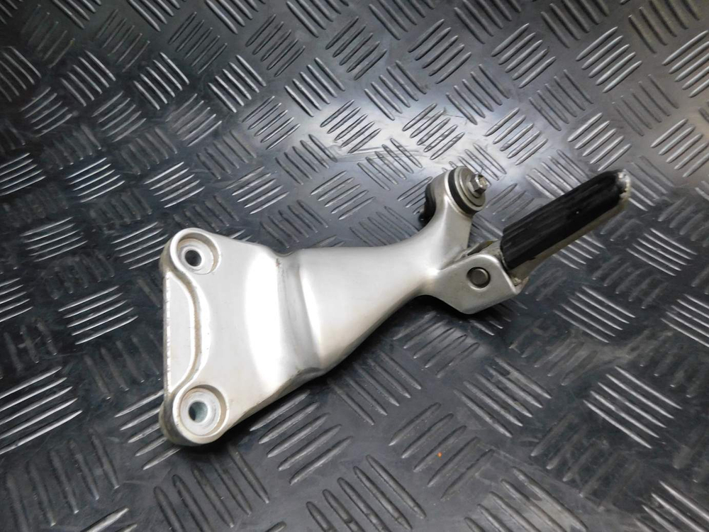 Подножка пассажирская левая Suzuki GSX1300R Hayabusa 99-2007 (с кронштейном)