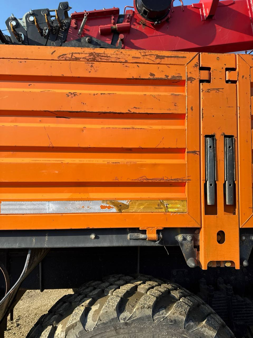 КамАЗ 43118 6x6 Бортовой с КМУ 438240-02 (Дизельный, 11,8 л, 300 л.с., МТ)