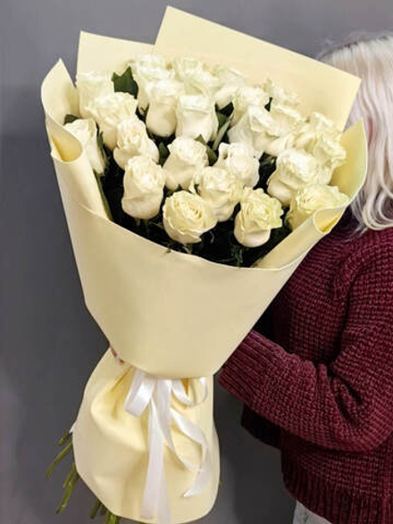 Букет из 25 белых роз сорта "Мондиаль" (Эквадор 60 см)