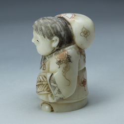 Нэцкэ Ребенок с мешком через плечо