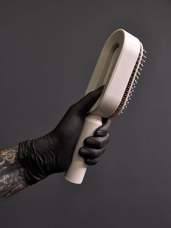 Самоочищающаяся расческа с кнопкой