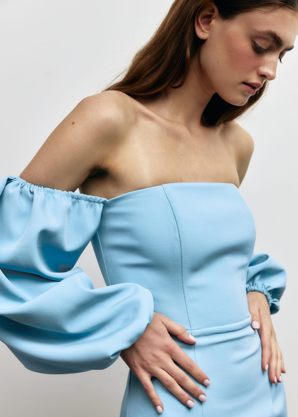 Голубое платье с открытыми плечами